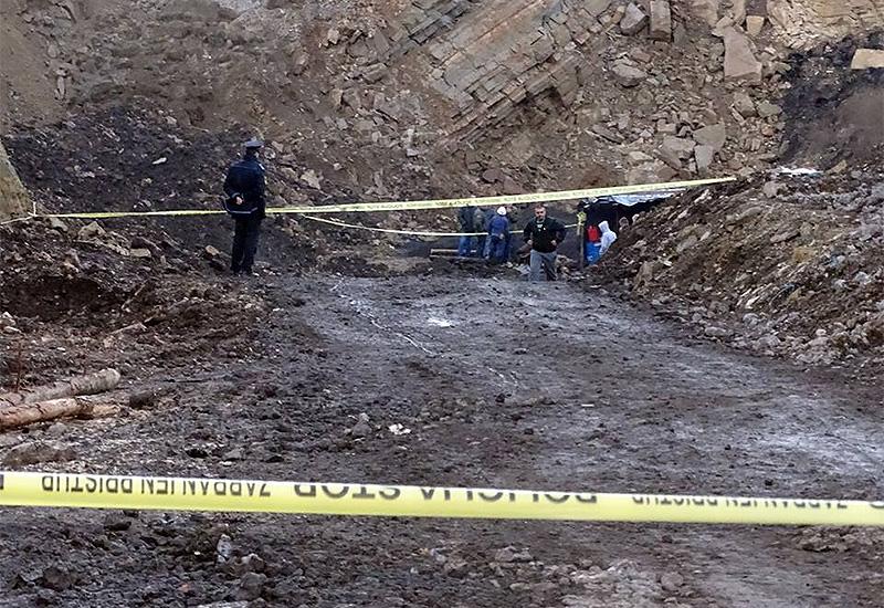  Spasilački timovi RMU Zenica kopaju prilaz k osobi zatrpanoj u kopu kod Zenice