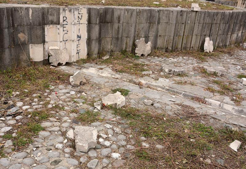Izaslanstva zatekla razbijene ploče na Partizanskom groblju