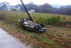 Široki Brijeg: Automobil završio na krovu u polju
