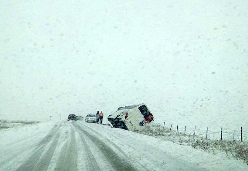 Kupres: Autobus zbog snijega skliznuo s ceste i prikliještio automobil