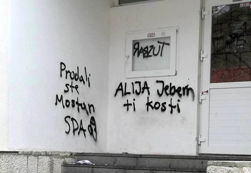 Foto: Grafiti na školi / JU OŠ Mujaga Komadina - Mostar: Osnovna škola na meti vandala   