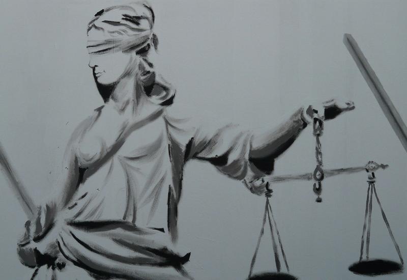 Samoposluživanje pravom: Naš i njihov Tribunal