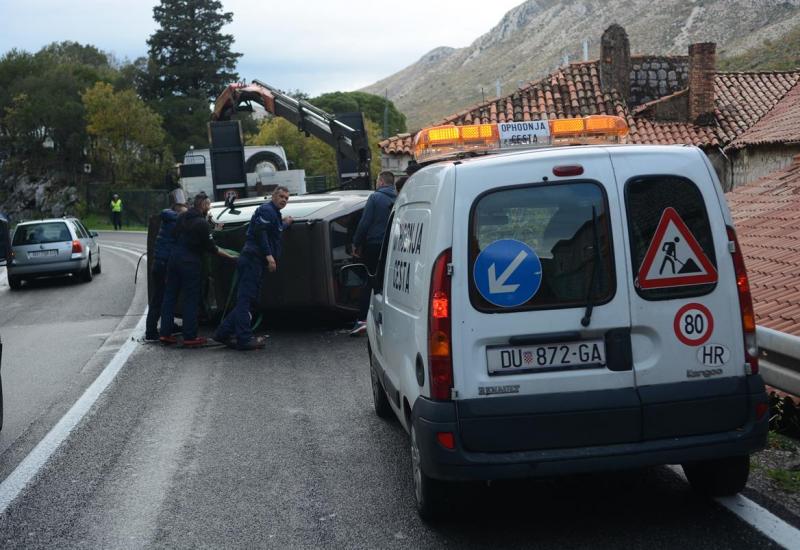 Zbog nafte na kolniku tri nesreće na cesti Neum - Dubrovnik