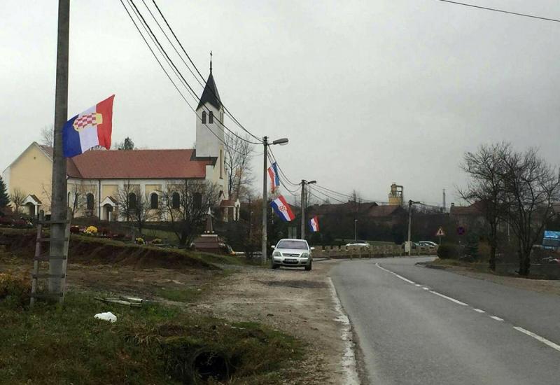 U Maglaju zapaljene zastave hrvatskog naroda u BiH