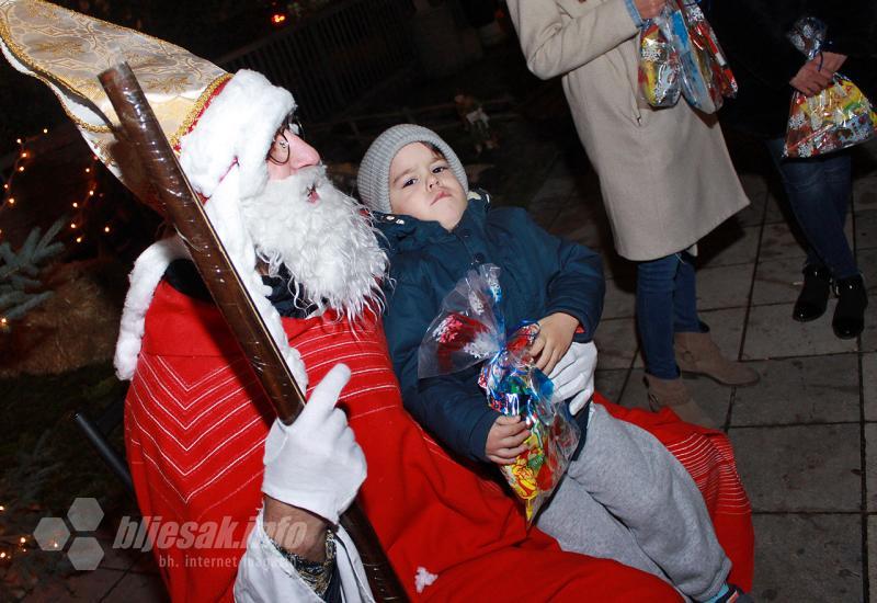 Sveti Nikola razveselio i darovao mališane u središtu Širokog Brijega