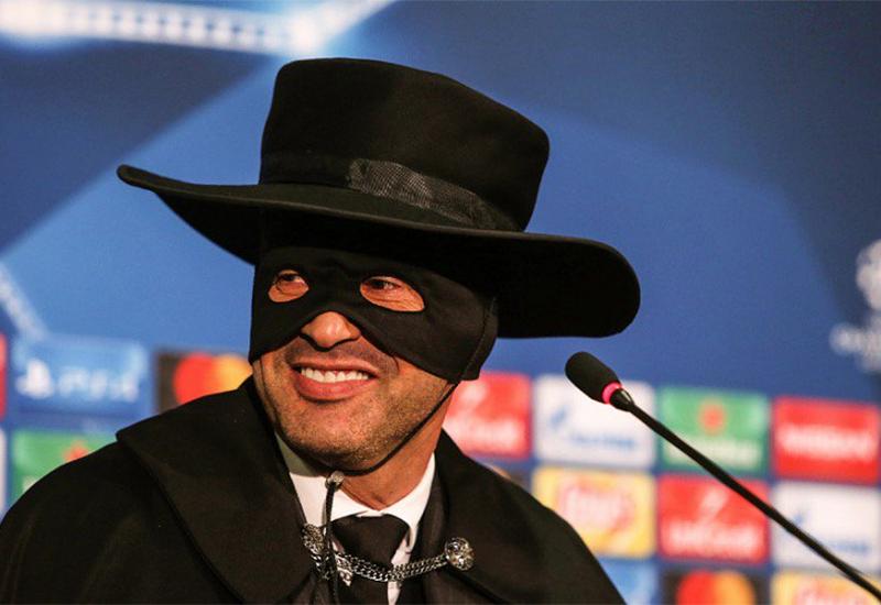 Trener Šahtara Paulo Fonseca kao Zorro
