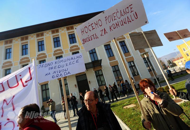 Prosvjed radnika JP Komos 2014. godine ispred zgrade Gradske uprave Mostar - Komunalno - komos