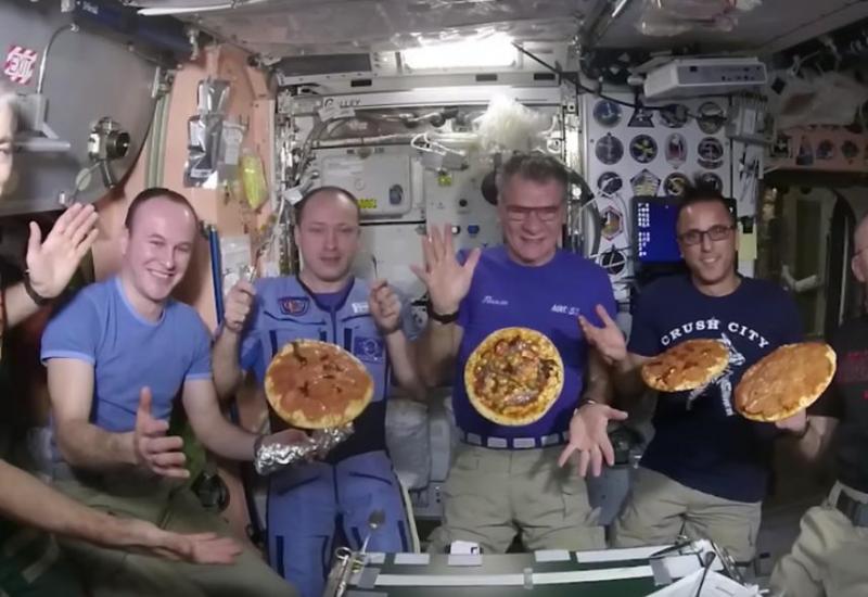 Pizza party u svemiru - Pizza party u svemiru