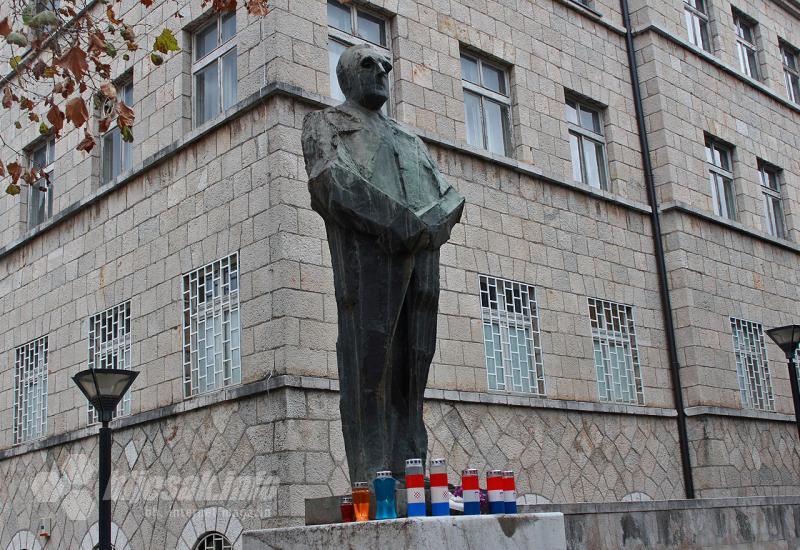 Spomenik dr. Franji Tuđmanu ispred zgrade Gradske uprave u Širokom Brijegu - 20 godina od smrti prvog hrvatskog predsjednika