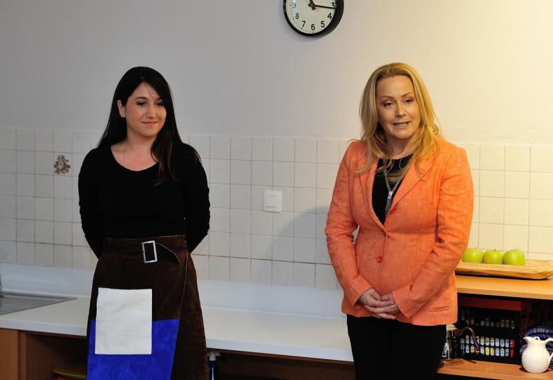 Amela Ćurić osnivačica i vlasnica vrtića sa jednom od odgojateljica - Planet Montessori, Mostar:  Pomozi mi da to uradim sam