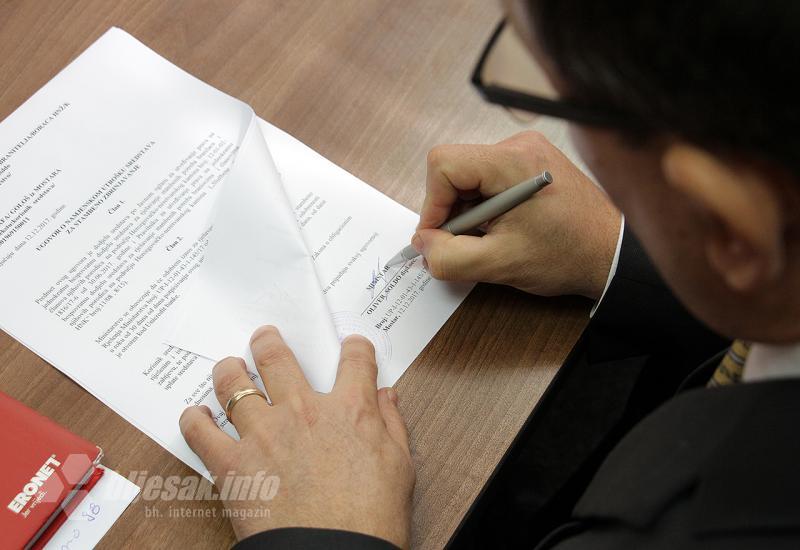 Potpis ministra Solde  -  Vlada HNŽ-a izdvojila 400.000 maraka za stambeno zbrinjavanje branitelja