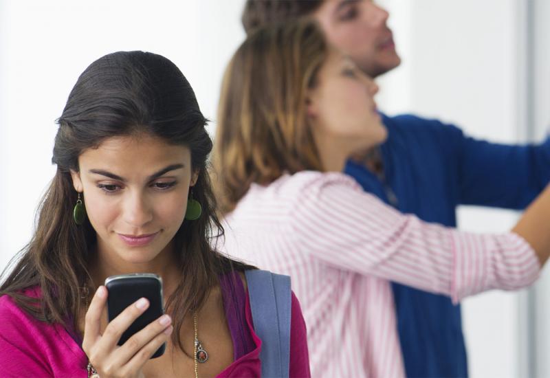 Vlada zabranjuje mobilne telefone u školama