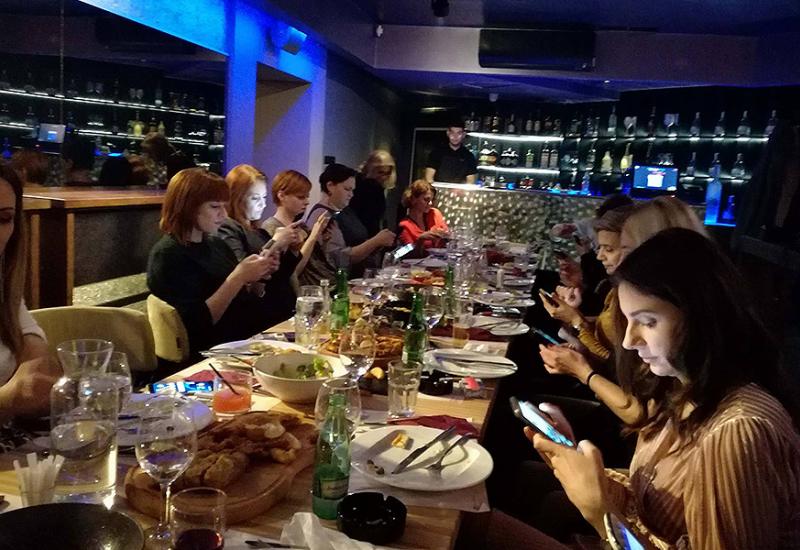 Foto: Facebook - Bešlić novinarke počastio večerom