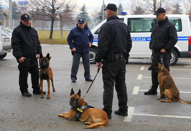 Vodiči i službeni psi GPBiH - Granična policija na mostarskom aerodromu dobila prvog ovakvog psa u BiH