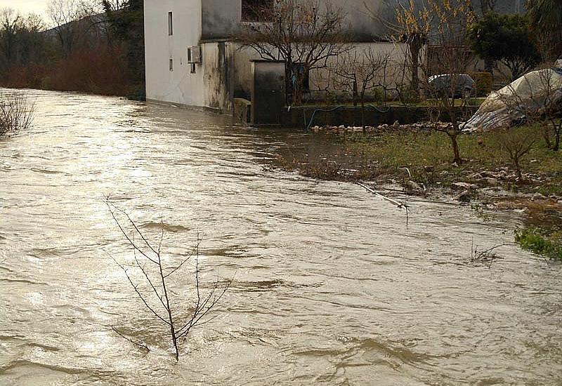 Poplava u Šipovači - Ljubuški: Naseljeno mjesto pod vodom