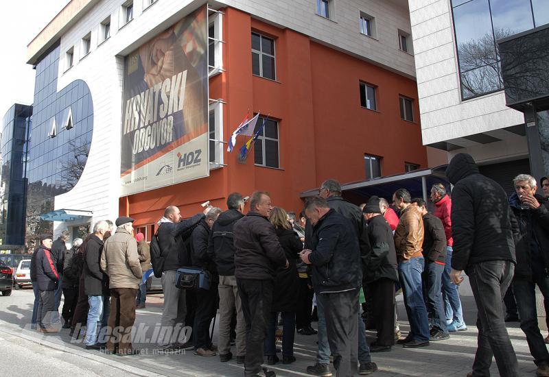 Zaboravljeni branitelji ispred HDZ-a u Mostaru: Traže Zakon i sredstva iz Proračuna