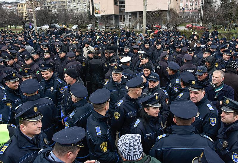 Preko 1000 policajaca prosvjeduje ispred zgrade Vlade FBiH