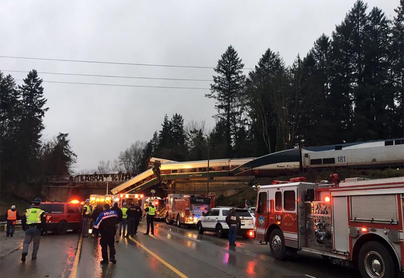 Tragedija u SAD-u: Vlak izletio s tračnica na mostu iznad autoceste
