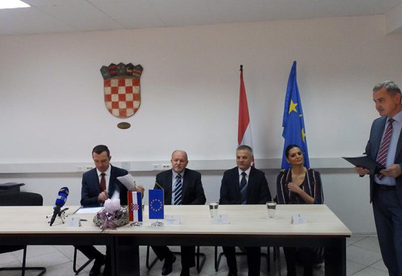 Potpisivanje ugovora - Hrvatska za projekte povratka Hrvata u BiH izdvojila 5,6 milijuna kuna
