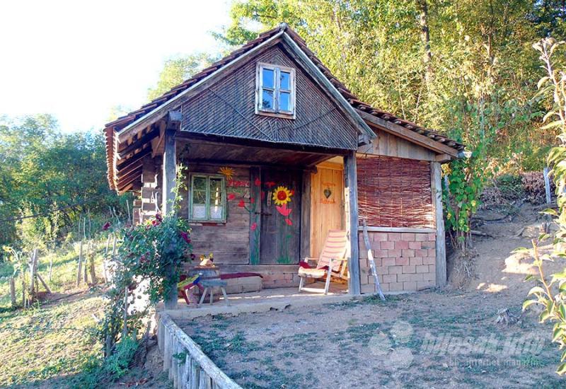 Jedna od kućica u Velikom Grabovskom - Guča - Varošica trube i krajputaša   