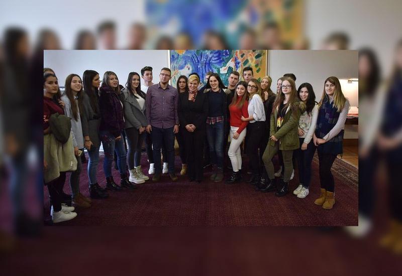 Mostarski srednjoškolci na druženju s predsjednicom Grabar-Kitarović