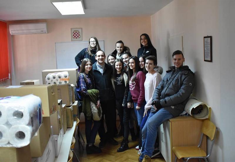 Gimnazijski 'Paket ljubavi' obradovao socijalno ugrožene obitelji u Mostaru