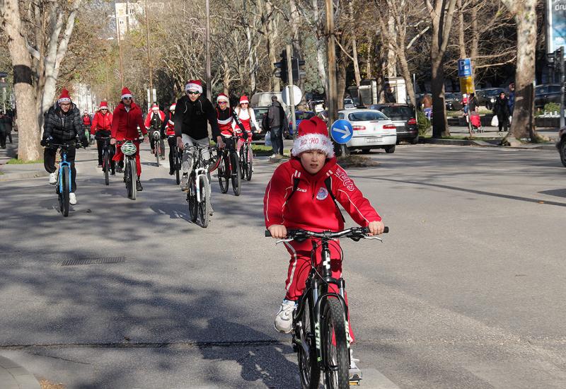 Najvažnije je obradovati najmlađe - Djedovi Božićnjaci na biciklima razveselili Mostar