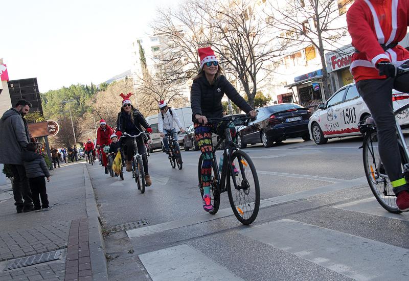 Djedovi Božićnjaci na biciklima razveselili Mostar