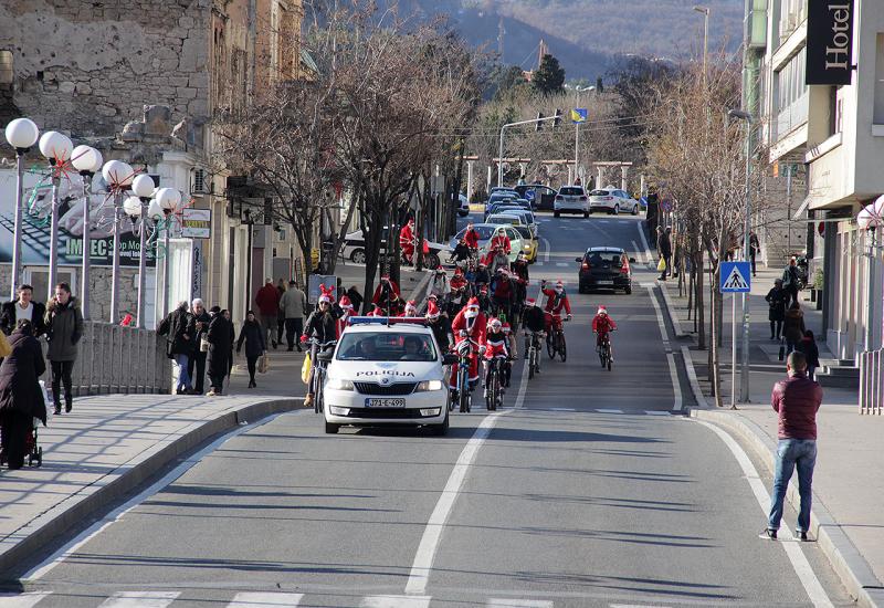 Djedovi Božićnjaci na biciklima razveselili Mostar