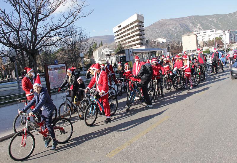 Želja je da na biciklima bude preko tisuću Djedica - Djedovi Božićnjaci na biciklima razveselili Mostar