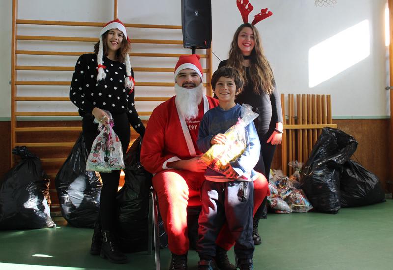 Djeda Mraz s poklonima za najmlađe - Djecu u u Los Rosalesu posjetio Djed Mraz