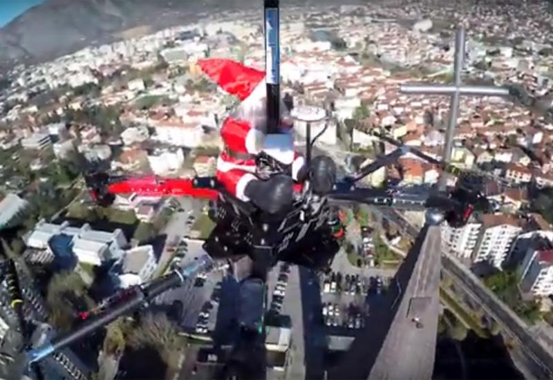 VIDEO | Djed Božićnjak se na dronu provozao iznad Mostara