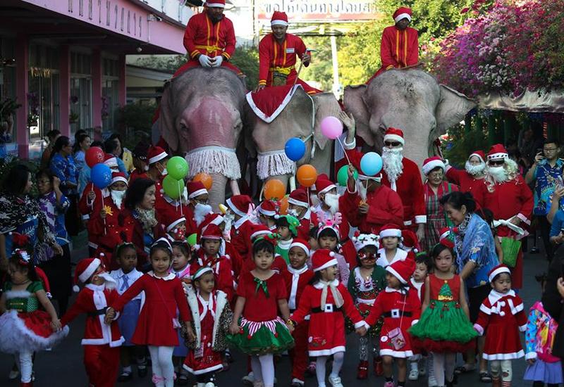 Djeci na Tajlandu darove nose slonovi 
