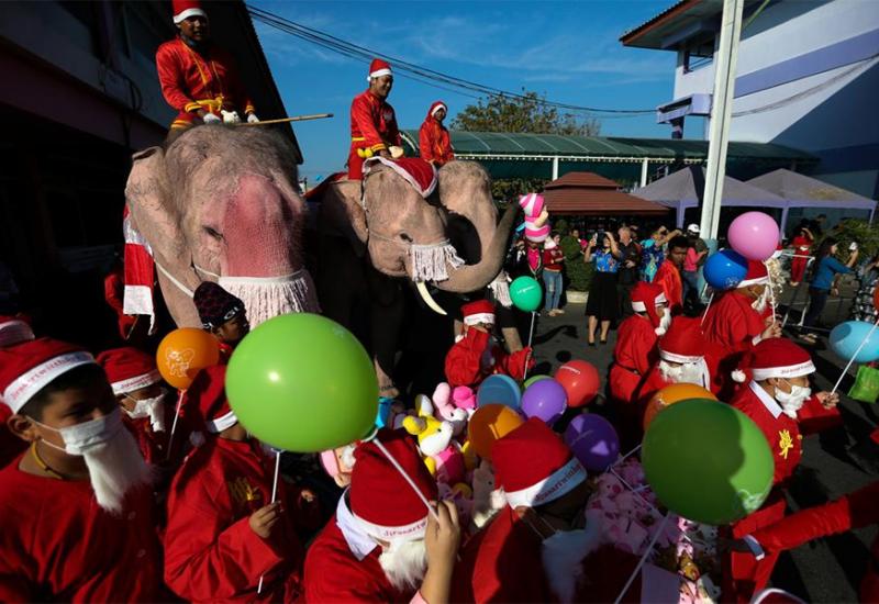 Četiri slona stigla su u školu Jirasartwitthaya i uručila djeci igračke i slatkiše.  - Djeci na Tajlandu darove nose slonovi 