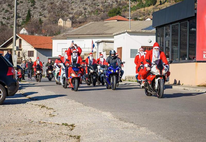 Mala motorijada je mamila osmijehe - Djedovi Božićnjaci iz Rodoča razveselili sugrađane