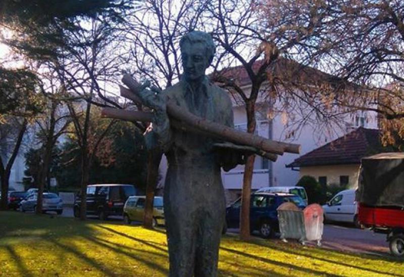 Spomenik Ivi Dulčiću u Čapljini dobio je badnjake - Spomenik dobio ukras: Slikar Ivo Dulčić u Čapljini od danas nosi badnjake