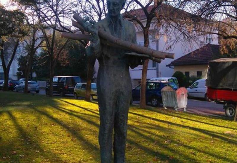 Spomenik Ivi Dulčiću u Čapljini dobio je badnjake - Kipu slikara Ive Dulčića u Čapljini u ruke stavili badnjake
