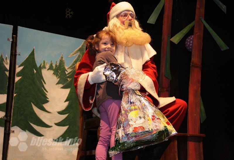 Veselje uz pjesmu i predstavu: Djeca uz Djeda Mraza dobila paketiće