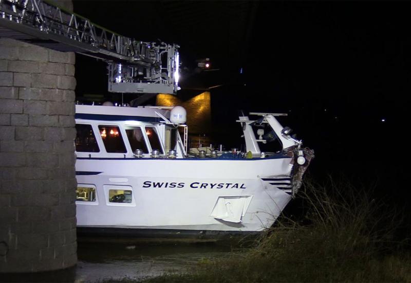 Švicarski kruzer se zabio u vijadukt na Rajni, 27 ozlijeđenih