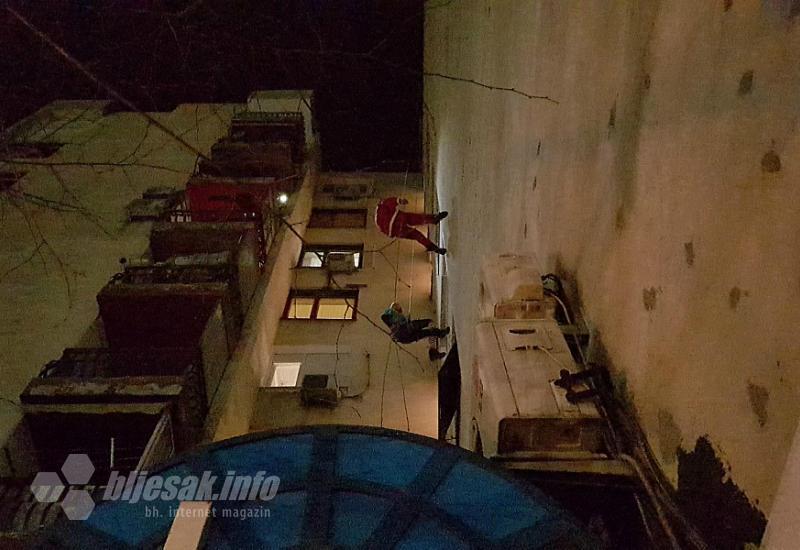 Mostar: Djed Mraz se spustio s vrha zgrade 