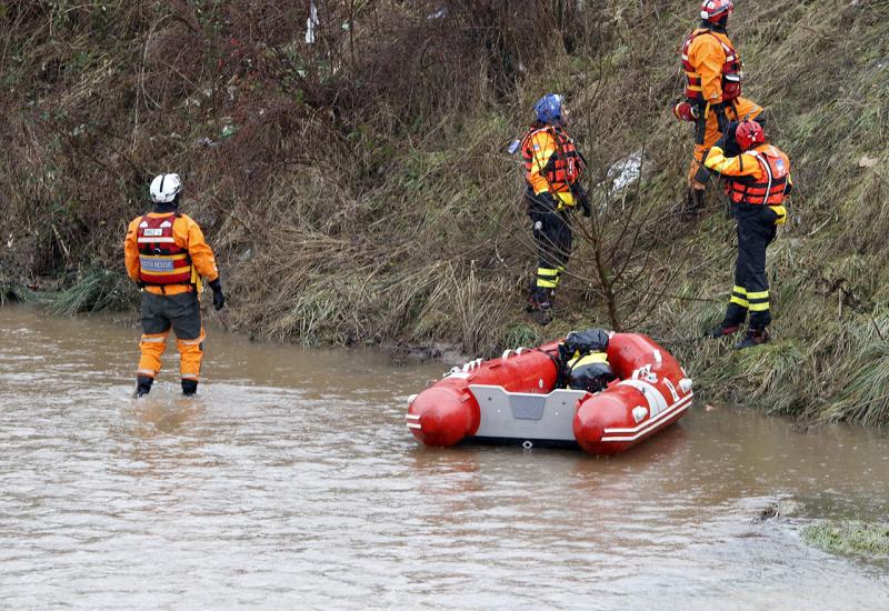 Traga se za 20-godišnjakom koji je vozilom sletio u rijeku Bosnu