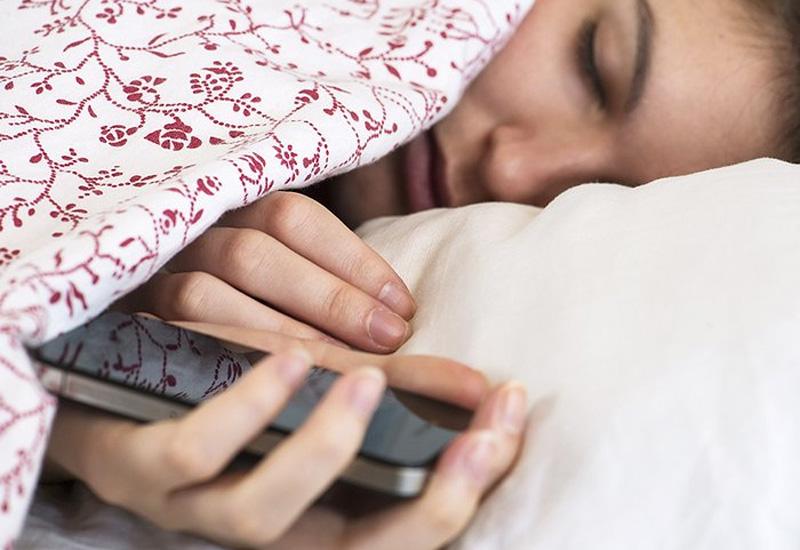 Zašto ne treba držati telefon u krevetu dok spavamo?
