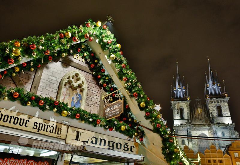 Kućice zimskog grada na glavnom trgu i pogled prema crkvi Kostel Matky Boží před Týnem - Prag – udahnuti i doživjeti čaroliju