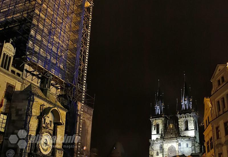 Lijevo je Astronomski sat - Prag – udahnuti i doživjeti čaroliju