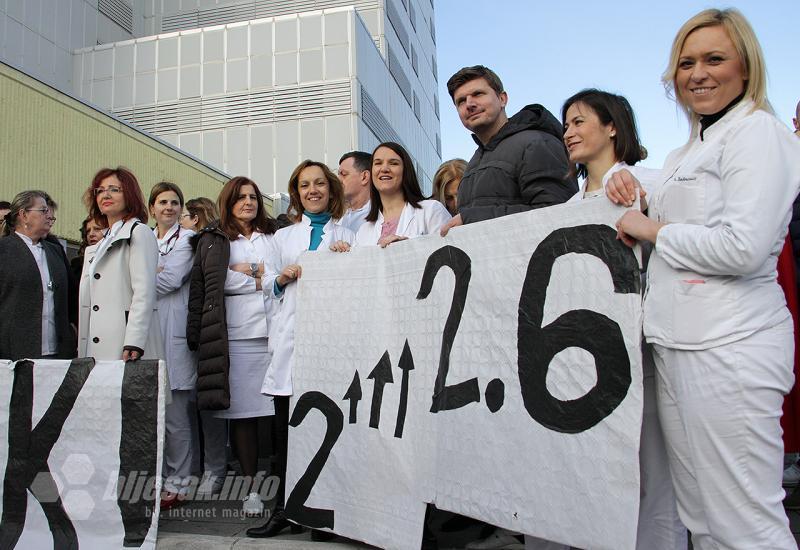 Štrajk upozorenja: Zdravstveni radnici izašli pred bolnice - Štrajk upozorenja: Zdravstveni radnici izašli pred bolnice