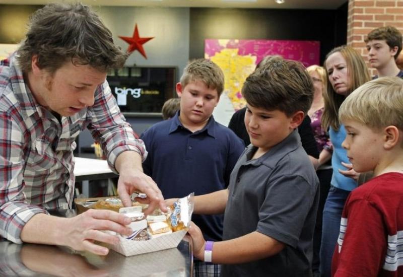 Jamie Oliver je podržao poziv Nacionalnog vijeća za obrazovanje - Jamie Oliver za zabranu prodaje energetskih pića djeci