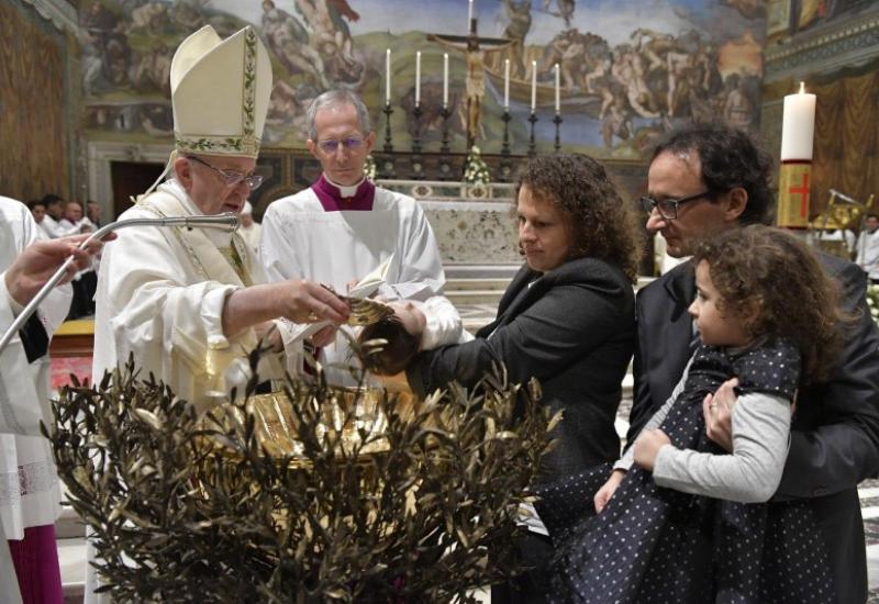 U ceremoniji koja je trajala više od dva sata Papa je krstio 18 djevojčica i 16 dječaka - Papa krstio 34 bebe i poručio majkama da ih mogu slobodno dojiti