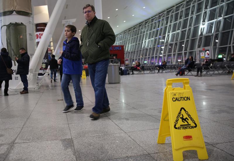 Jedan od od terminala na aerodromu JFK u New Yorku evakuiran je zbog vode koja se pojavila nakon pucanja vodovodnih cijevi - Poplavila njujorška zračna luka JFK