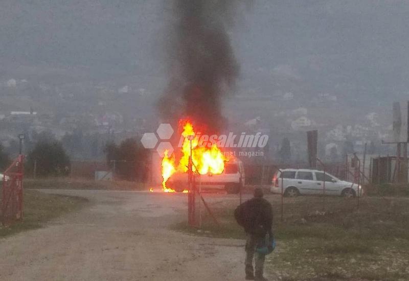Mostar: Automobil se zapalio u vožnji te u potpunosti izgorio