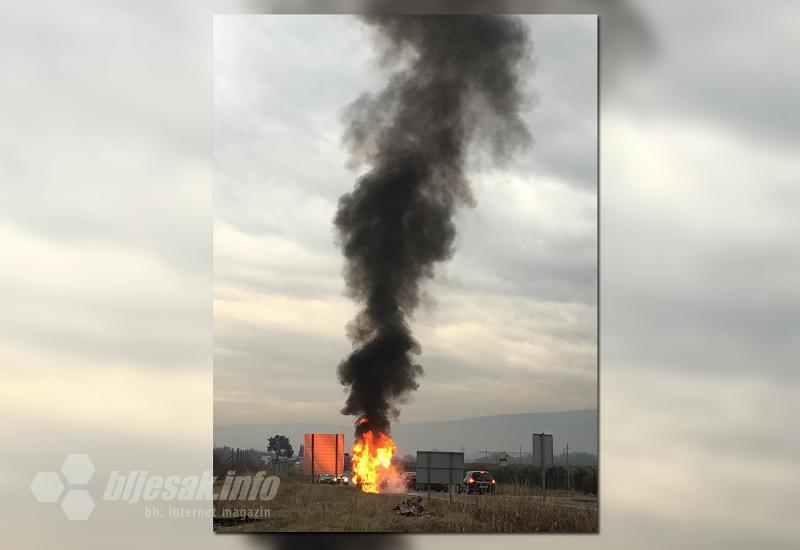 Požar na automobilu na M-17 - Mostar: Automobil se zapalio u vožnji te u potpunosti izgorio